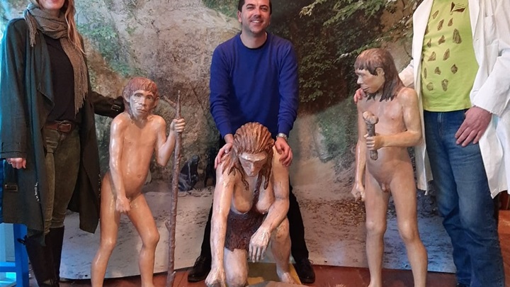 6. Djelatnici Muzeja krapinskih neandertalaca sa starim  rekonstrukcijama neandertalaca koje su obnovljene .jpg