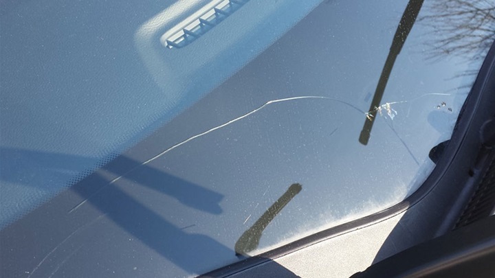 driving-with-cracked-windscreen.jpg
