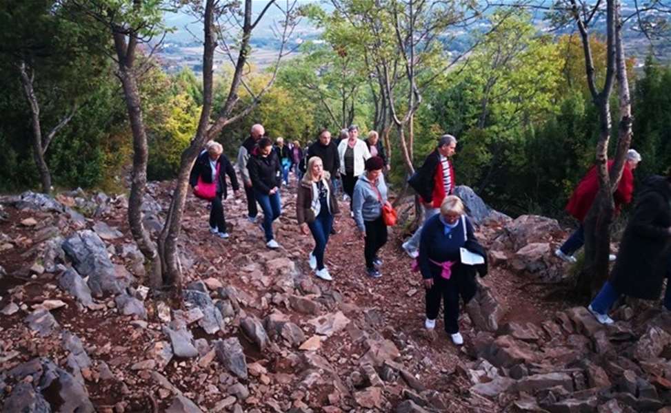 Međugorje brdo Križevac uspinjanje.jpg