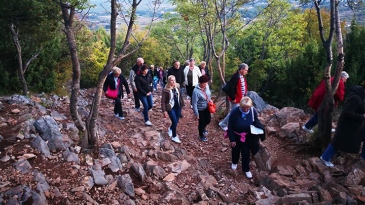 Međugorje brdo Križevac uspinjanje.jpg