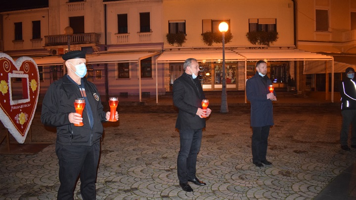 I u Mariji Bistrici upaljeni lampioni za Vukovar1.JPG