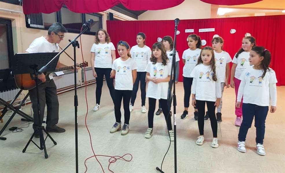 mladi muziciraju tuhelj.jpg