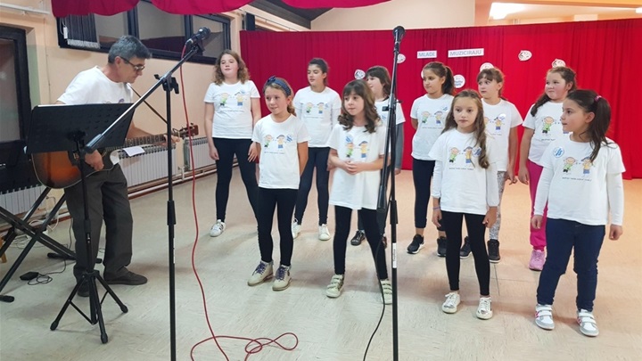 mladi muziciraju tuhelj.jpg