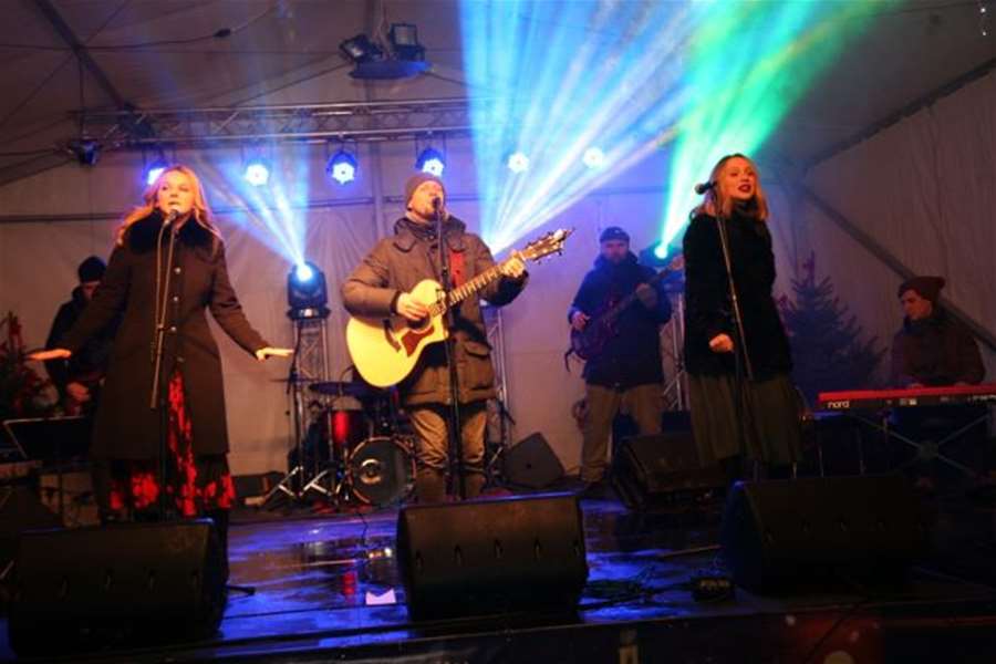 foto: arhiva/Alan Hržica sa sestrama Husar na nastupu u Mariji Bistrici