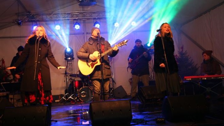 foto: arhiva/Alan Hržica sa sestrama Husar na nastupu u Mariji Bistrici