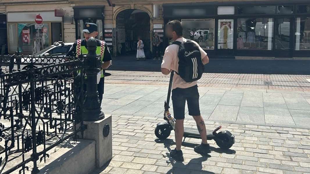 policija zaustavlja romobile