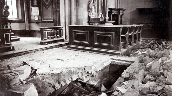 Potres 1880. oštećena unutrašnjost Zagrebačke katedrale, fotografija Ivana Standla, izvor: wikipedia