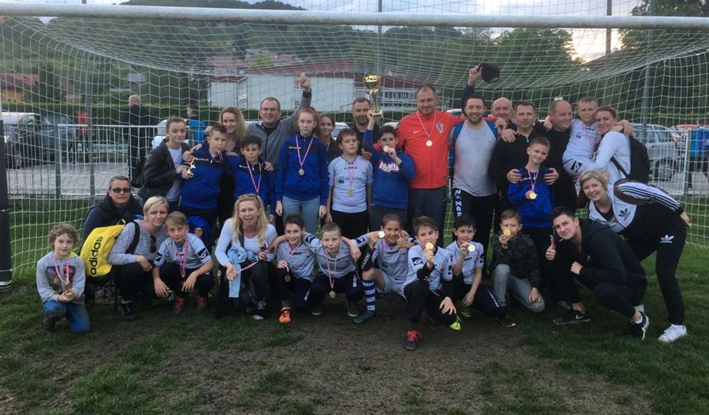 SPORT 19.5._TURNIR V. TRGOVIŠĆE LImači Toplica s navijačima.jpg