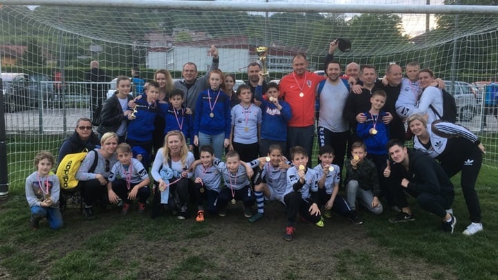 SPORT 19.5._TURNIR V. TRGOVIŠĆE LImači Toplica s navijačima.jpg