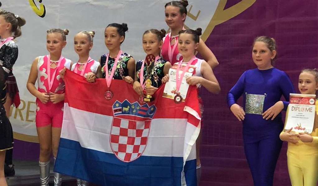 mažoretkinje zlatar bistrica GLAVNA.jpg