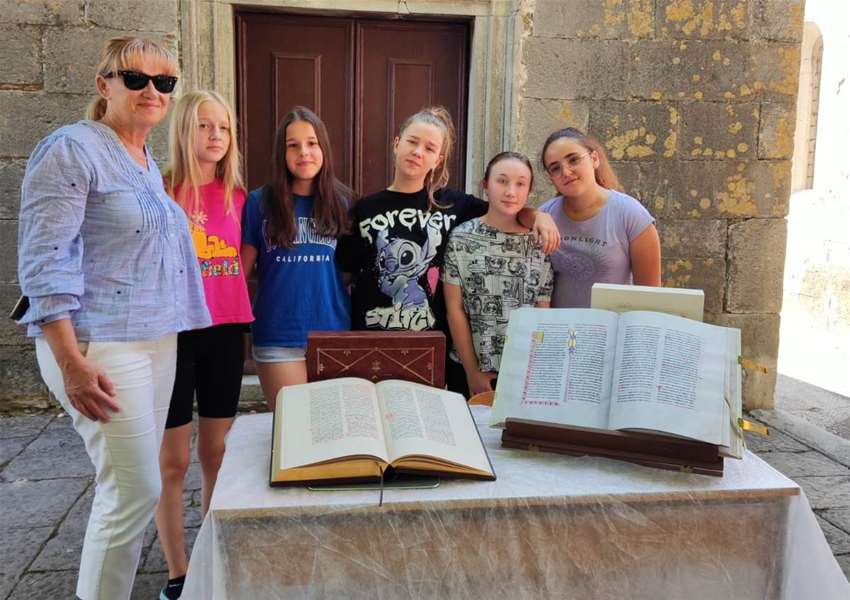 Učenice OŠ Marija Bistrica na Maloj glagoljskoj akademiji4.jpg