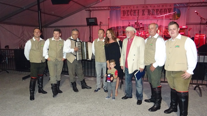 Dečki z bregov i gradonačelnica.JPG