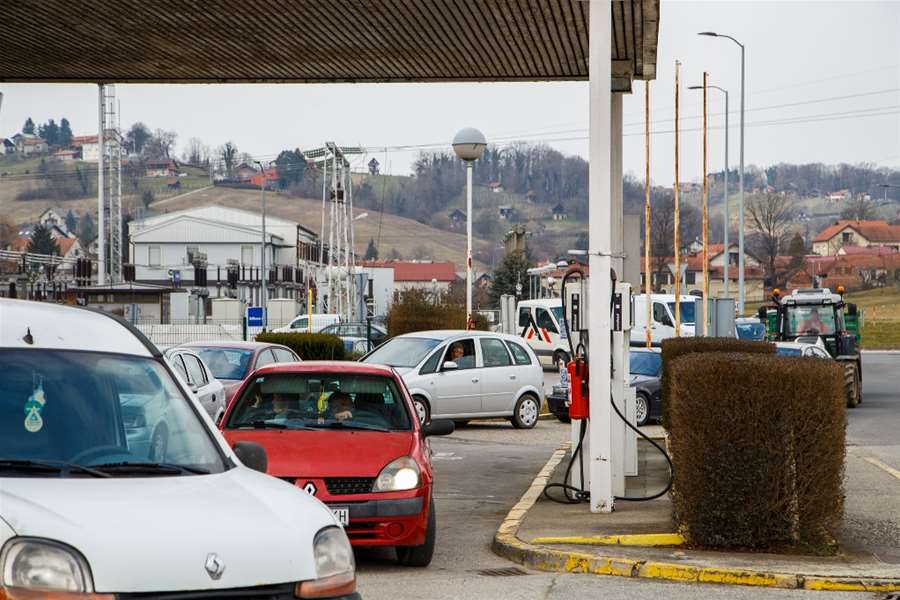 Gužve na benziskama 06.jpg