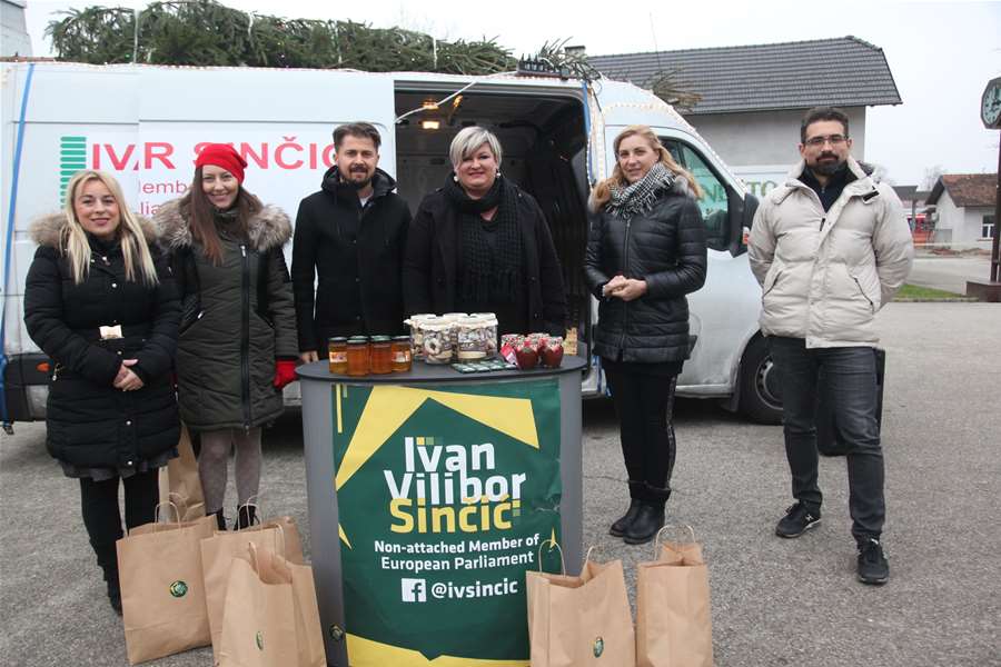 Živi zid i pokloni Zabok (1).JPG