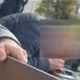 VIDEO: Usred dana šmrkao drogu na terasi kafića