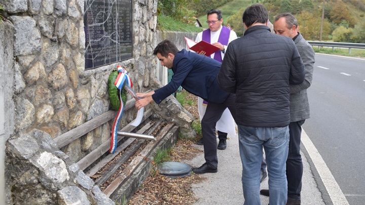 Počast nedužnim žrtvama iz Drugog svjetskog rata u naselju Laz Bistrički 3.JPG