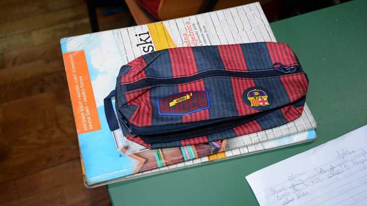 škola školske klupe razred.jpg