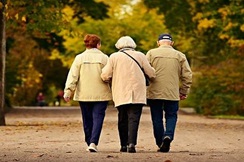 Mnogi umirovljenici uz mirovinu moraju još i raditi – pogledajte koliko ih je
