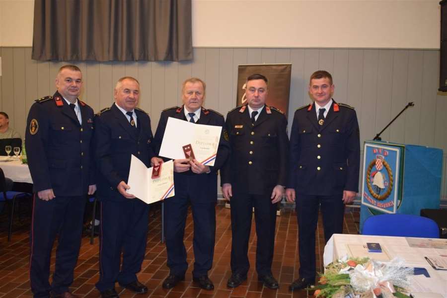 Mikulec i Bartolek sa spomenicama Vatrogasni veteran.JPG