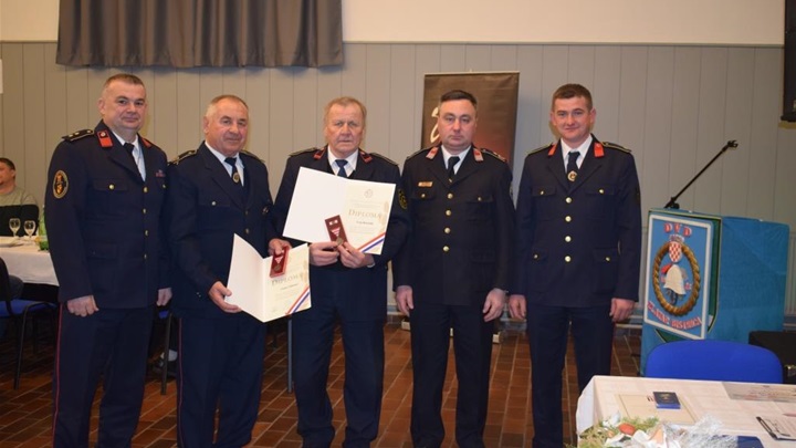 Mikulec i Bartolek sa spomenicama Vatrogasni veteran.JPG