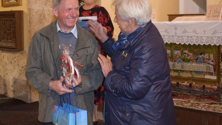 Predsjednica Skupštine KZŽ-e Vlasta Hubicki uručuje nagradu Vinku Hasneku