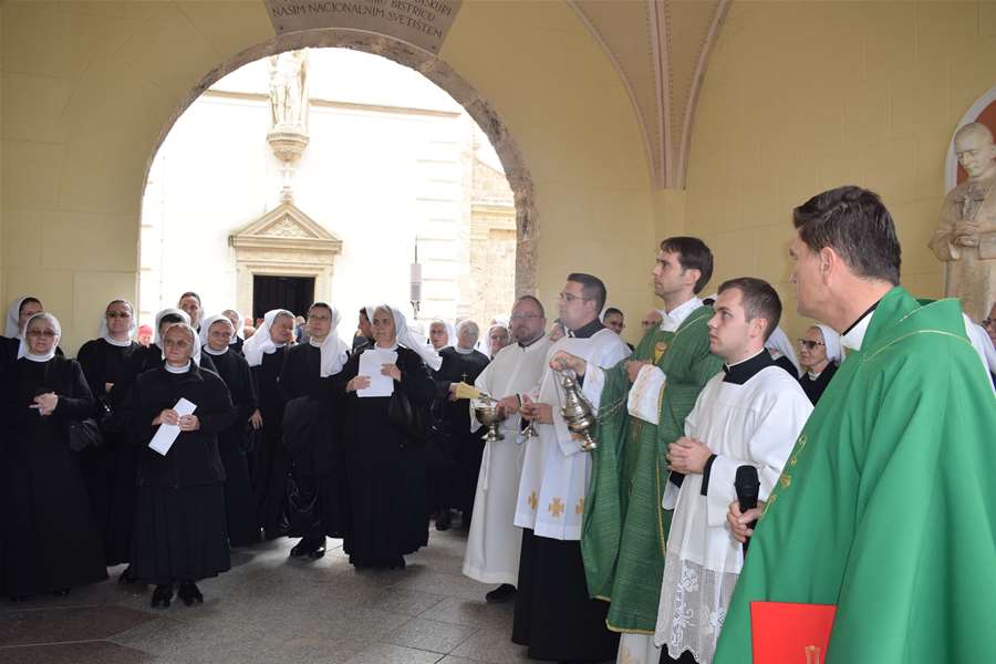 Postavljena i blagoslovljena spomen ploča stradalim sestrama milosrdnicama 6.JPG