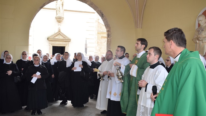 Postavljena i blagoslovljena spomen ploča stradalim sestrama milosrdnicama 6.JPG