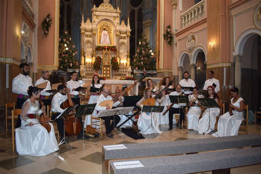Glazbeni ansambl stare glazbe Ars Longa s Kube gostovao u Bazilici MBB-e4.JPG