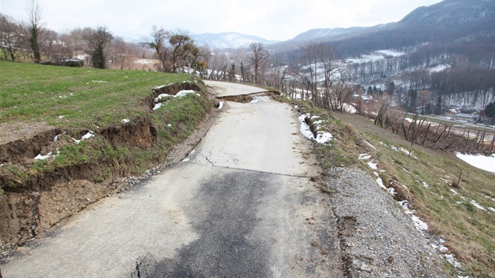 Klizište na nerazvrstanoj cesti Štrekica u Starom Golubovcu