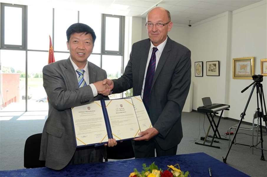 Fotografija s potpisivanja Povelje o bratimljenju 2012. godine (arhiva)