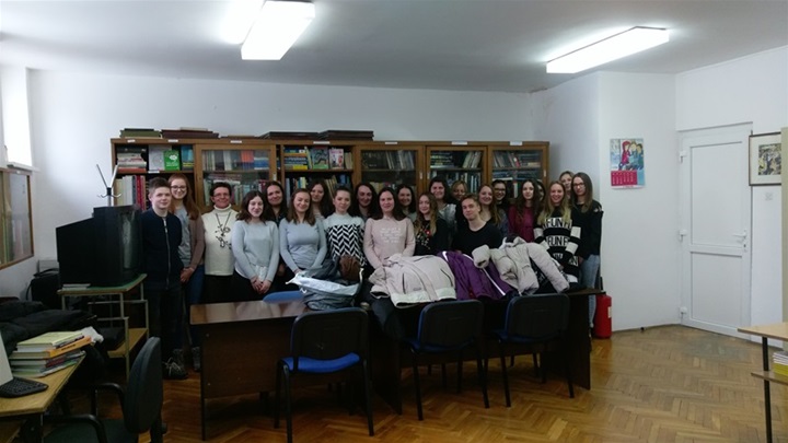 Prof. Verica Komin s učenicima škole