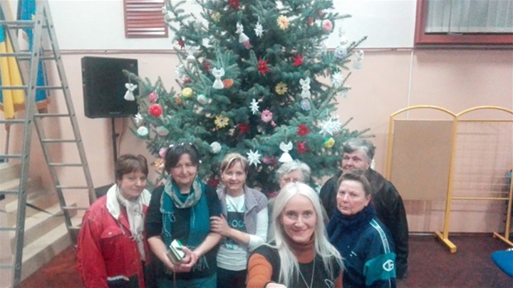 Članice Udruge Hrvatska žena Marija Bistrica same izradile nakit za božićnu jelku u Domu kulture2.jpg