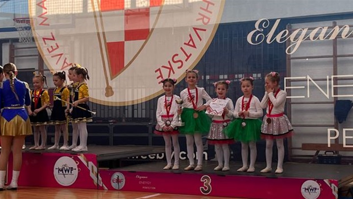 mažoretkinje stubica2.JPG