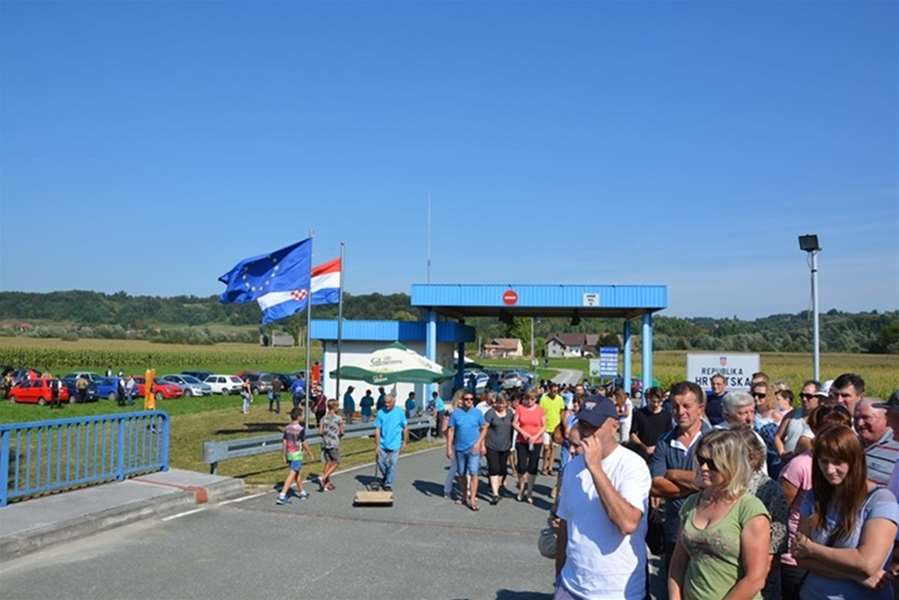 susret na mostu plavić.jpg