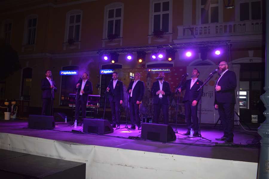 Klapa Šufit nastupila u Mariji Bistricu, u subotu 28. kolovoza drive-in kino4.JPG