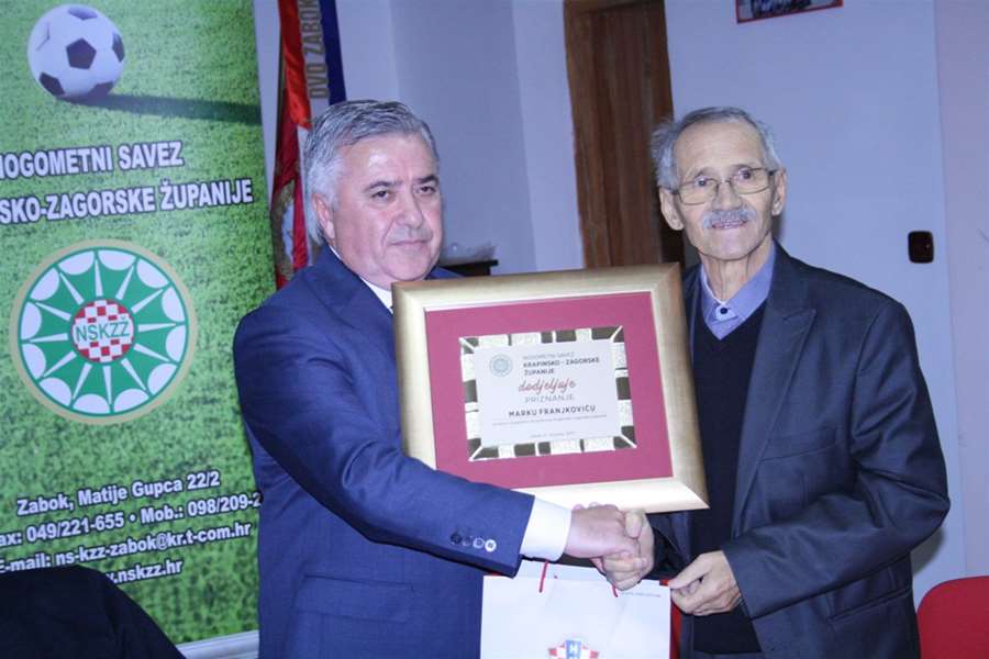 SPORT 4.12._SKUPŠTINA NOGOMET Stjepan Merkaš dodjeljuje nagradu Marku Franjkoviću.JPG