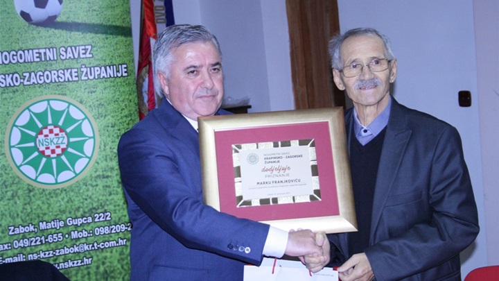 SPORT 4.12._SKUPŠTINA NOGOMET Stjepan Merkaš dodjeljuje nagradu Marku Franjkoviću.JPG