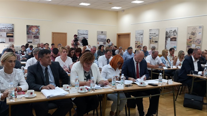skupština župan i prvi red.jpg