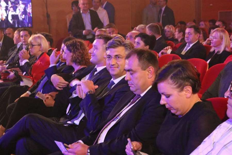 plenković prvi red.JPG