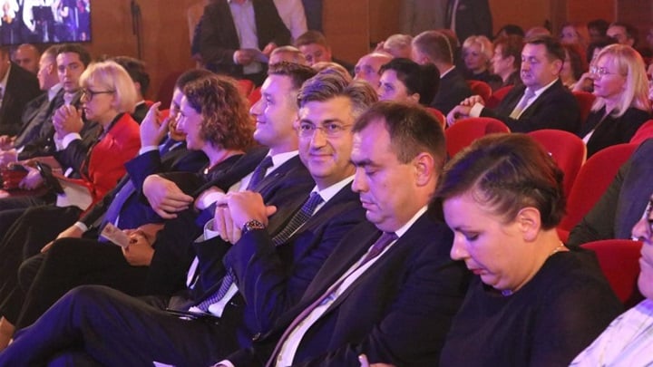 plenković prvi red.JPG