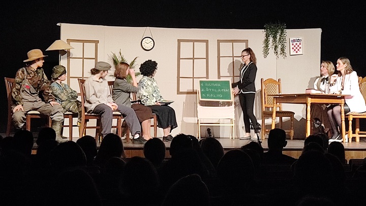 Koncertom i predstavom prikupljali sredstva za sudjelovanje na festivalu u Leskovcu1.jpg