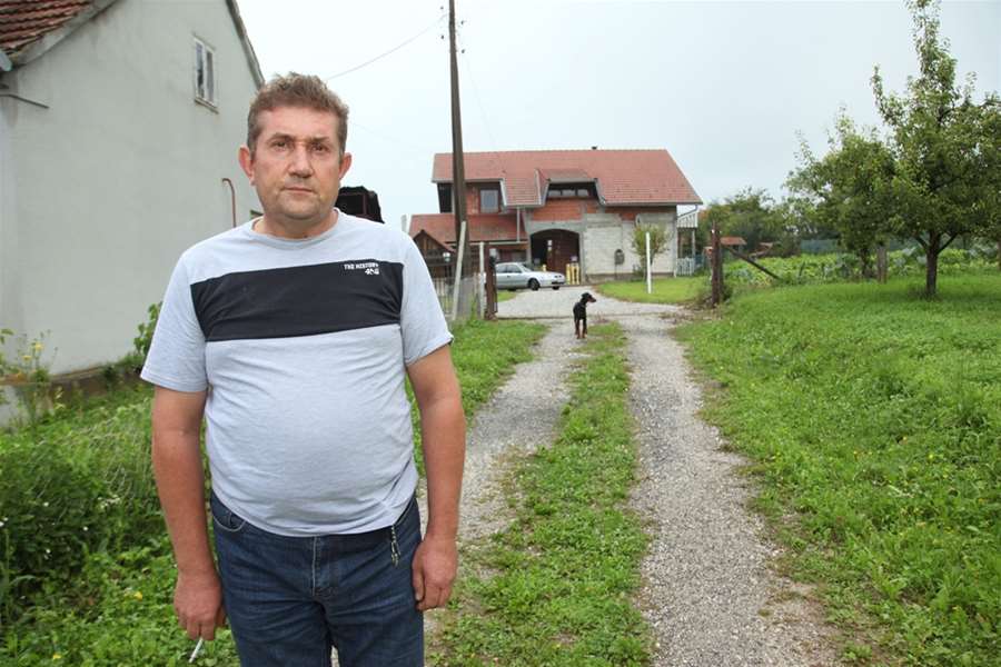 Stjepan Trdak na neasfalitiranom putu do kuće