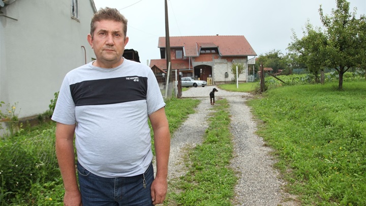 Stjepan Trdak na neasfalitiranom putu do kuće