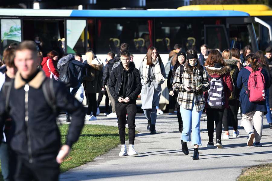 srednjoškolci učenici