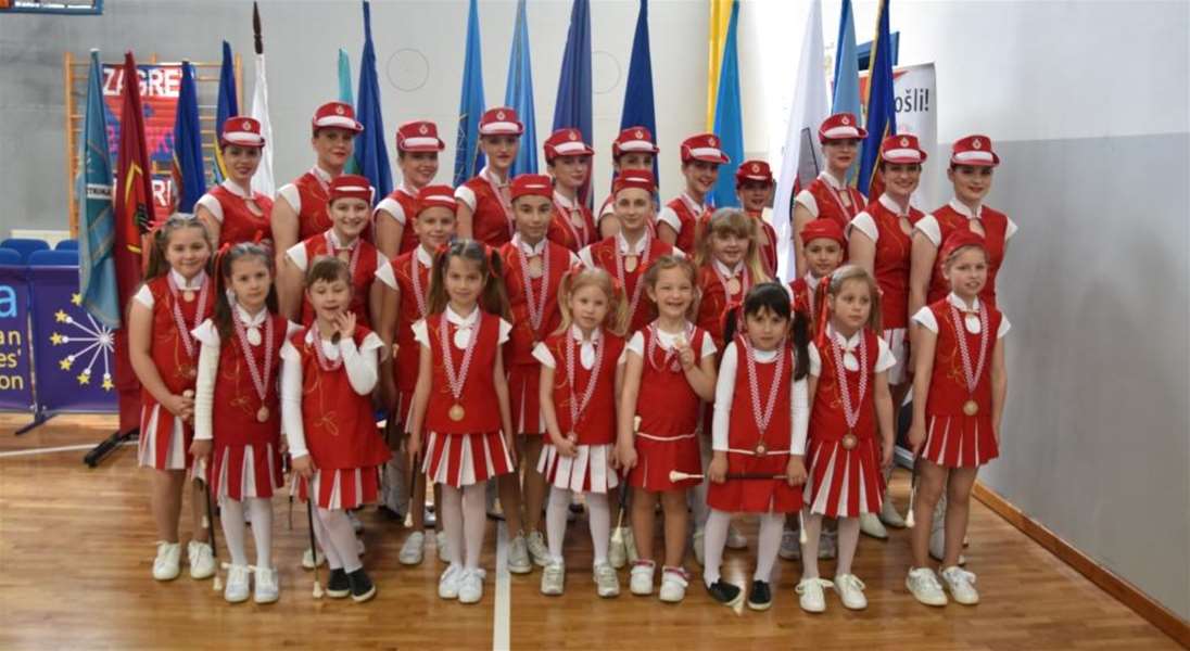 loborske mažoretkinje 2019 (1).JPG