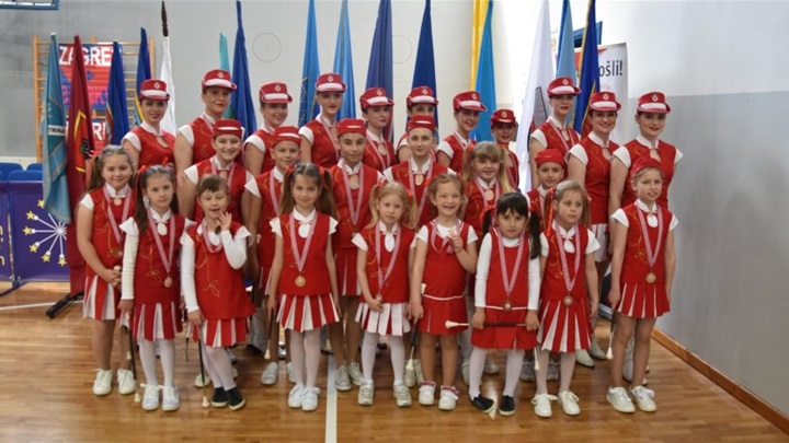 loborske mažoretkinje 2019 (1).JPG