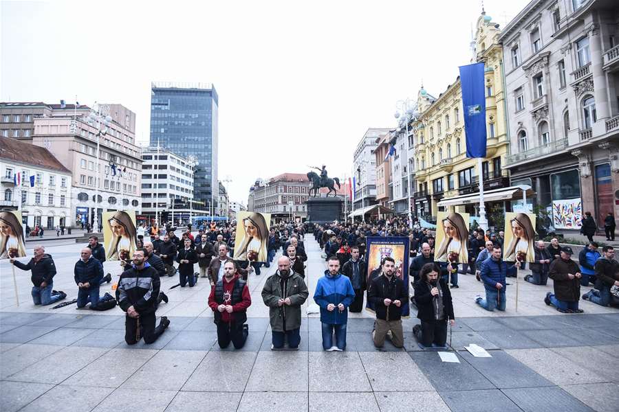 molitva krunice na Jelačić placu pixsell 1 .jpg