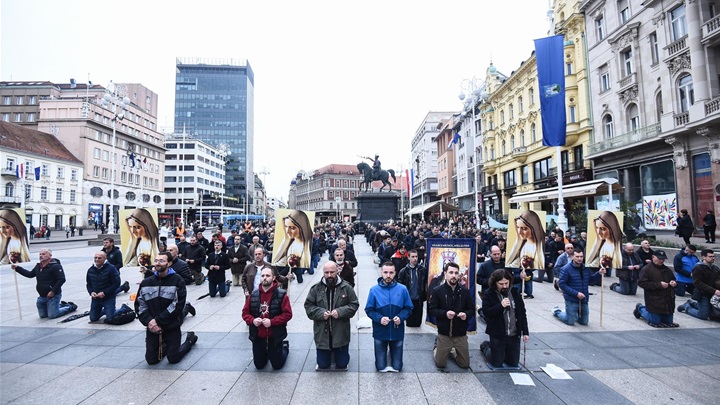 molitva krunice na Jelačić placu pixsell 1 .jpg