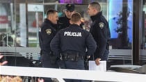 Toni s Robijem pio po noći u birtiji. Tad mu je uletjela žena u spavaćici i nastao je kaos...