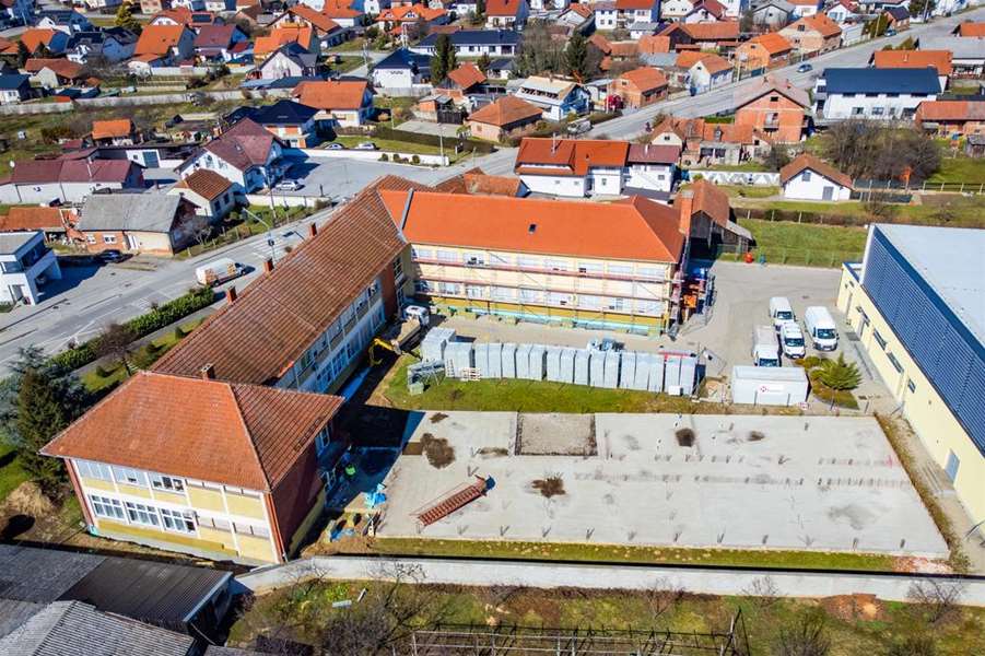 Skola-Strahoninec-2.jpg